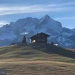 Farchanter Alm Mit Schlafzimmer, Wohnzimmer Und Schlafnische *
