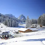 Farchanter Alm Mit Schlafzimmer, Wohnzimmer Und Schlafnische *