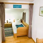 Farchanter Alm Mit Schlafzimmer, Wohnzimmer Und Schlafnische