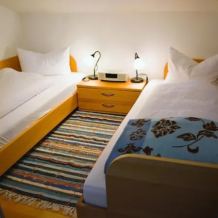 Farchanter Alm Mit Schlafzimmer, Wohnzimmer Und Schlafnische * Farchant
