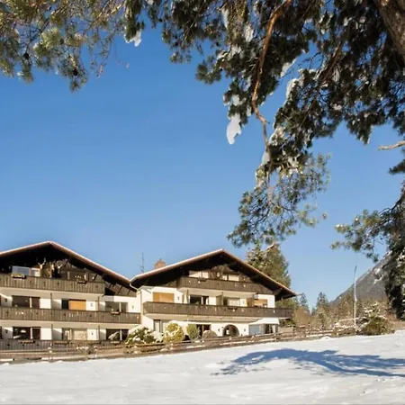 Farchanter Alm Mit Schlafzimmer, Wohnzimmer Und Schlafnische